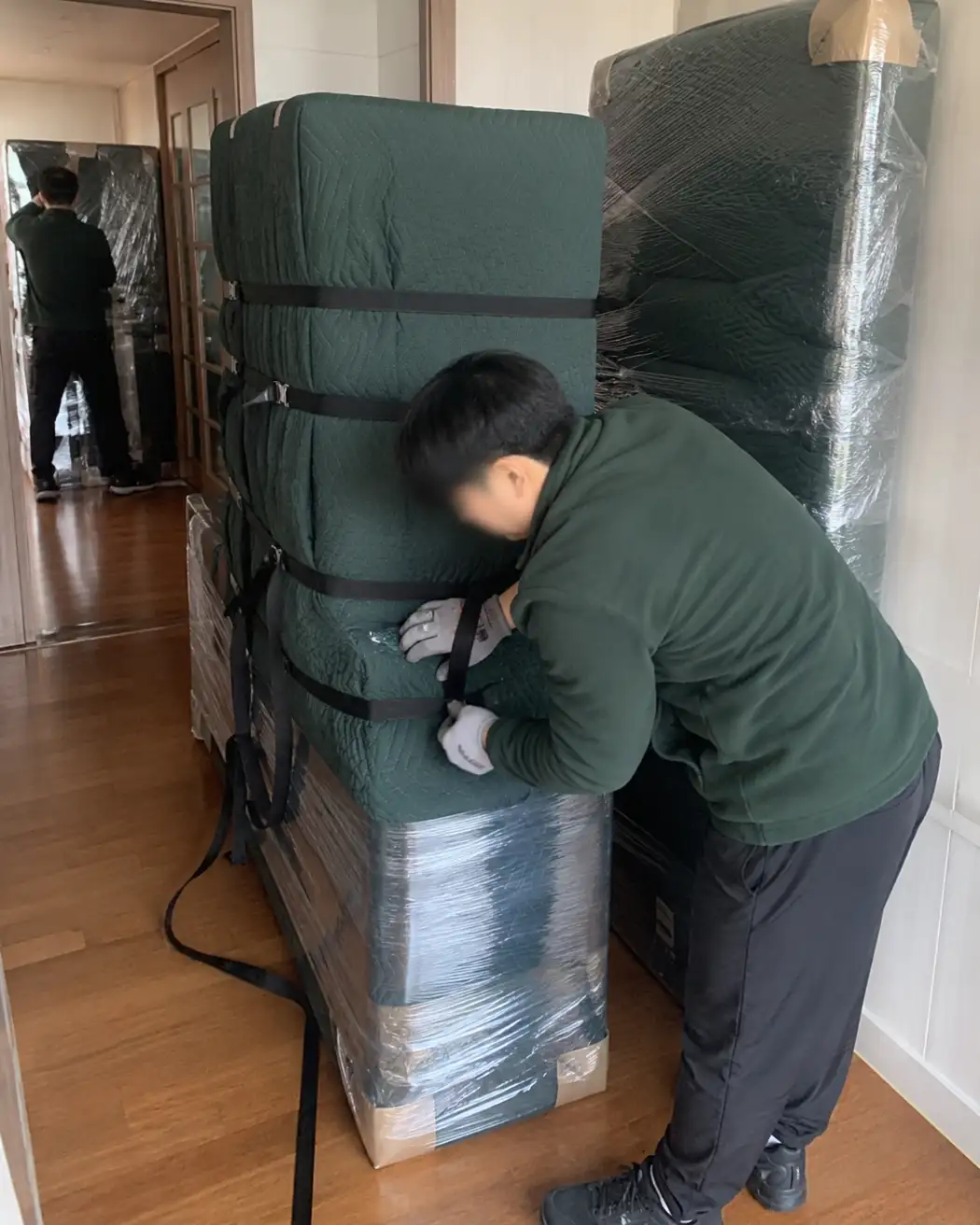 가구를 보양재와 방습 포장재로 감싼 뒤 고정 끈으로 단단히 고정했습니다.